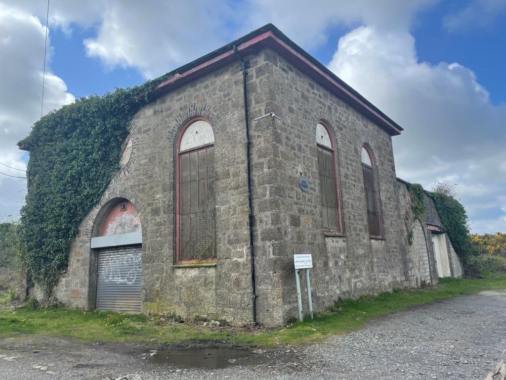 Lot: 32 - FORMER ENGINE HOUSE WITH POTENTIAL ON GENEROUS SIZED PLOT - General exterior photo of building